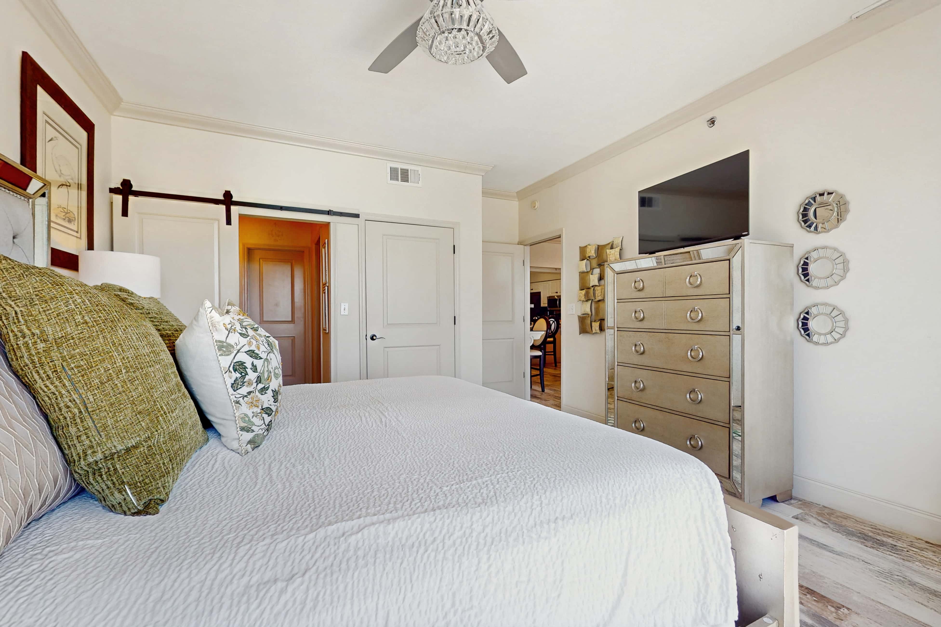 Condo with pickleball - steps from the Gulf & quick walk to dining & shops