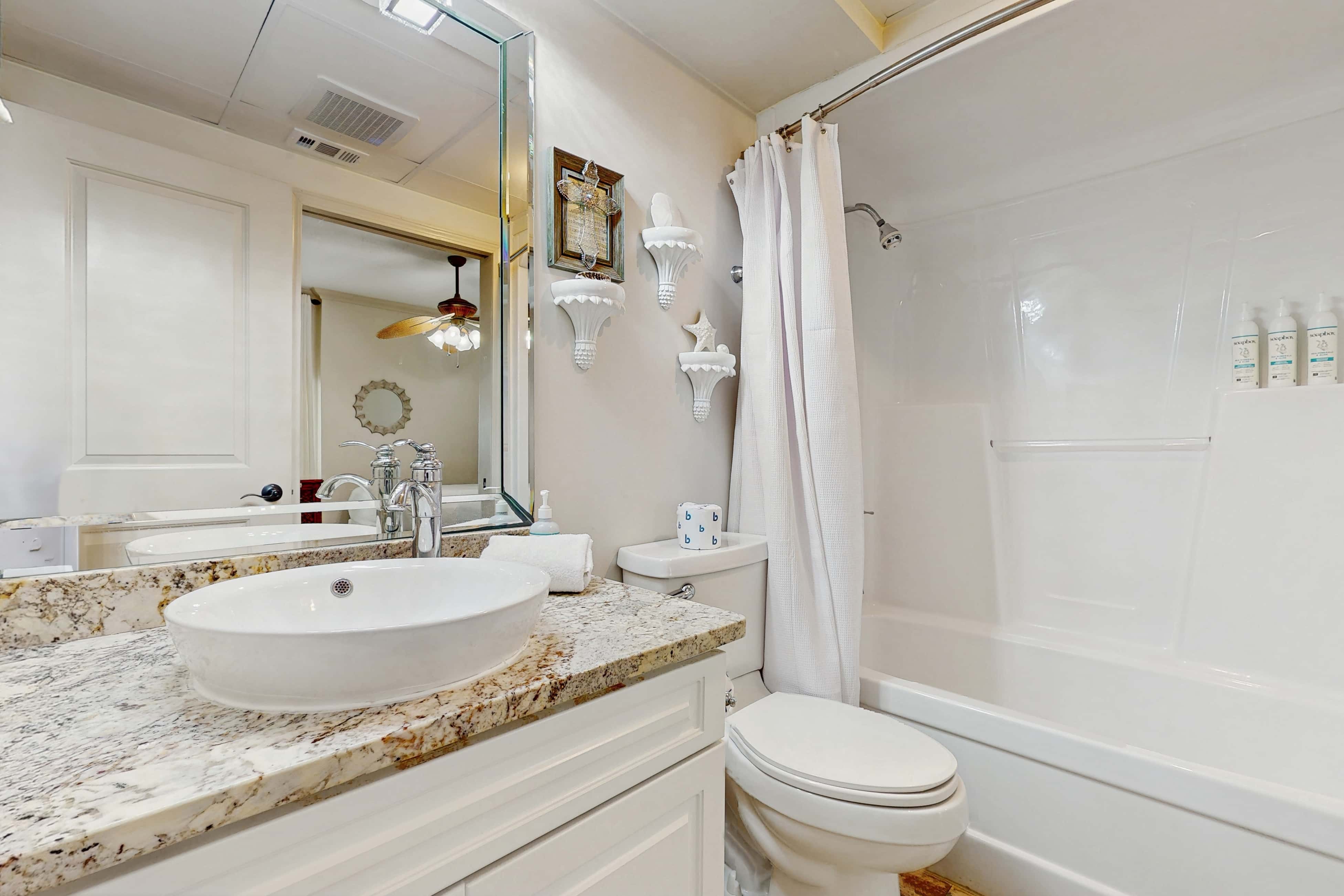 Condo with pickleball - steps from the Gulf & quick walk to dining & shops