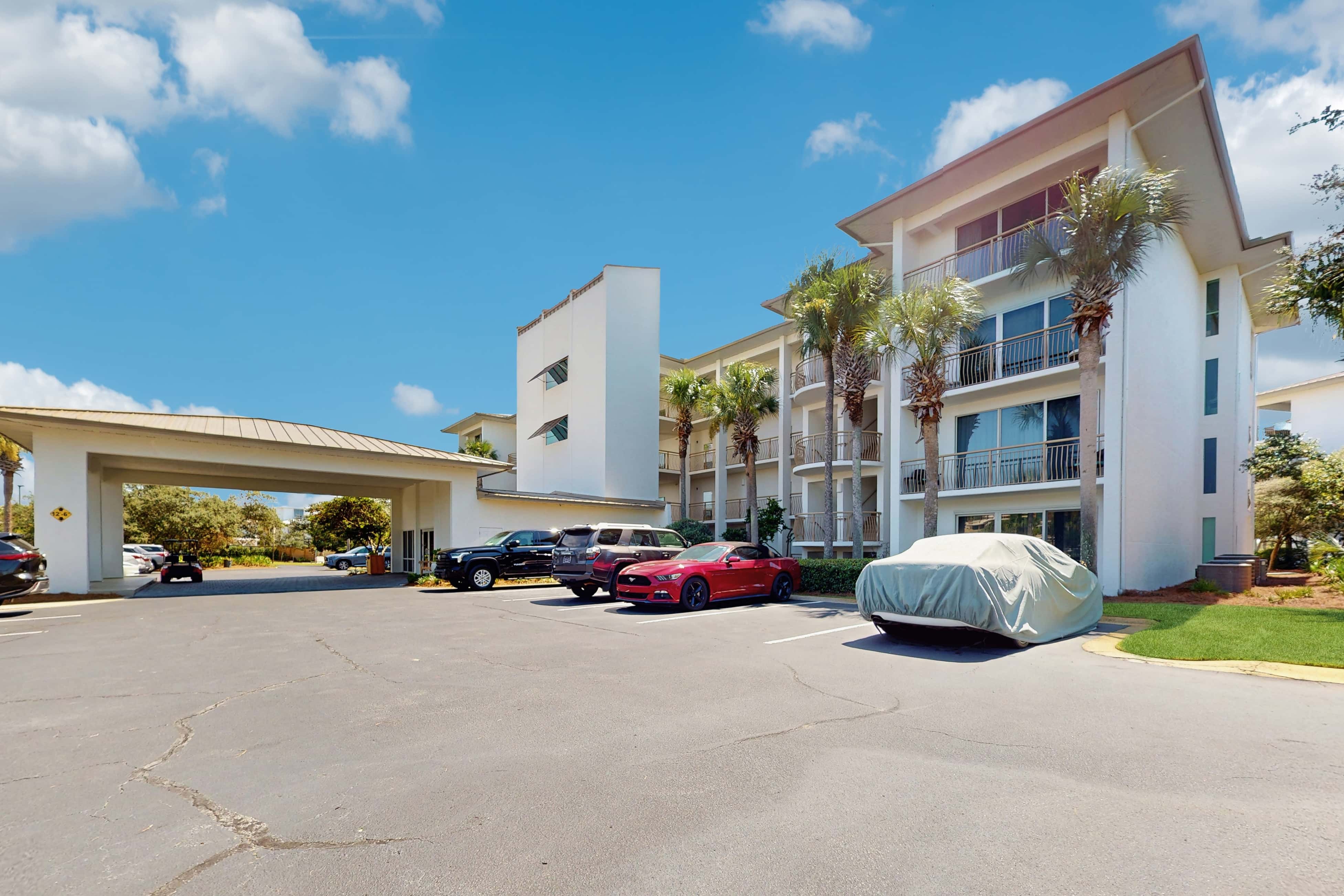 Condo with pickleball - steps from the Gulf & quick walk to dining & shops