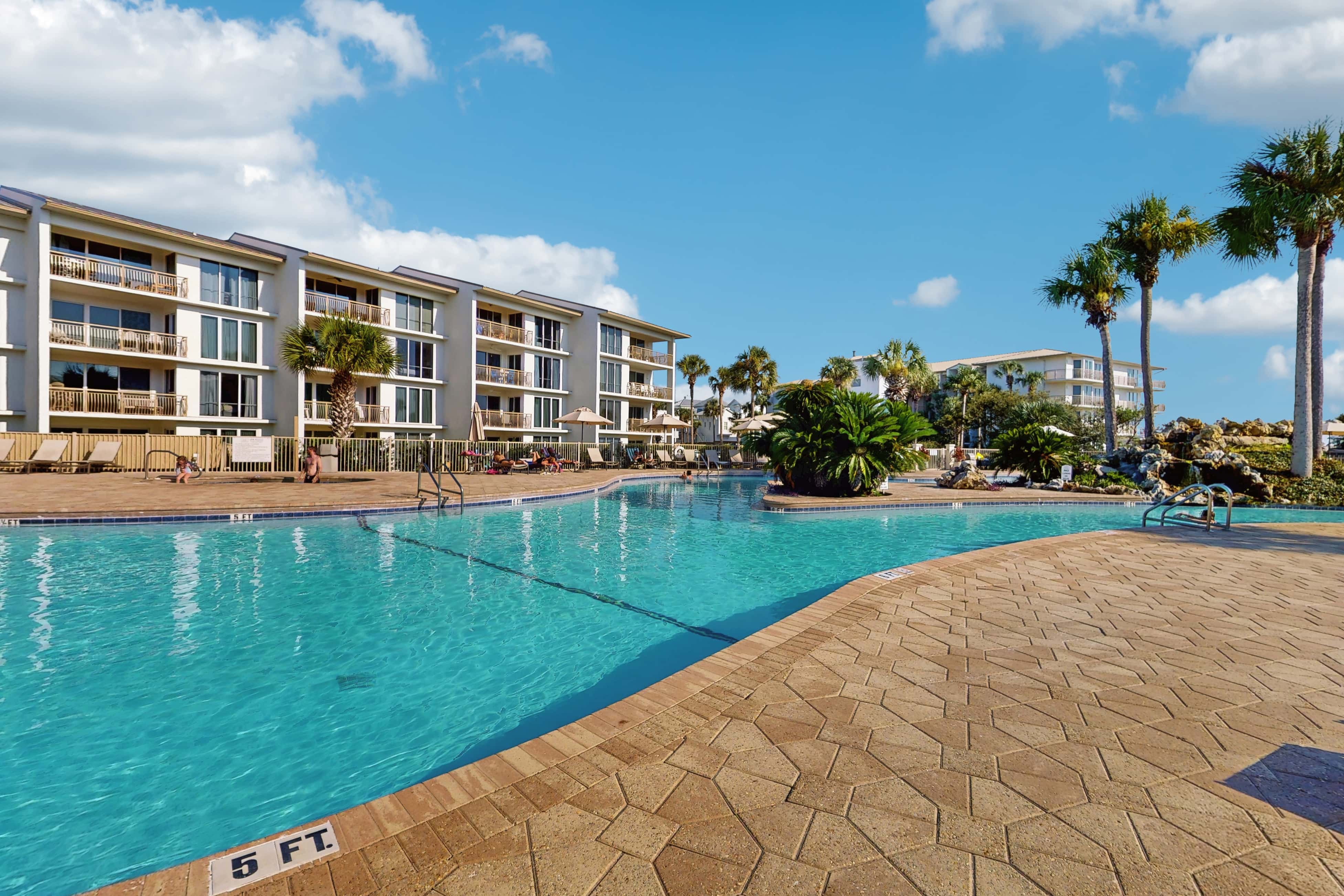 Condo with pickleball - steps from the Gulf & quick walk to dining & shops