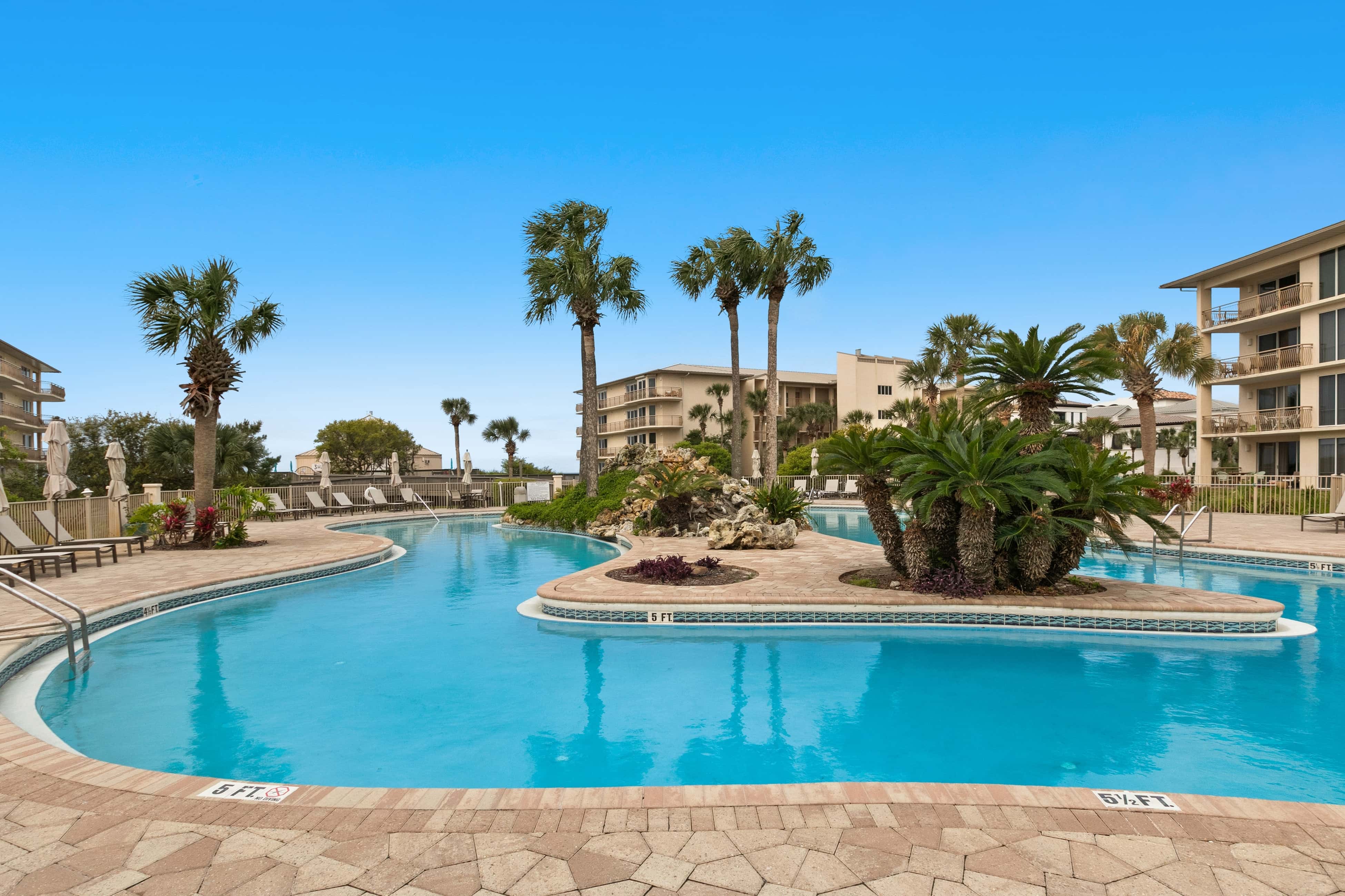 Condo with pickleball - steps from the Gulf & quick walk to dining & shops