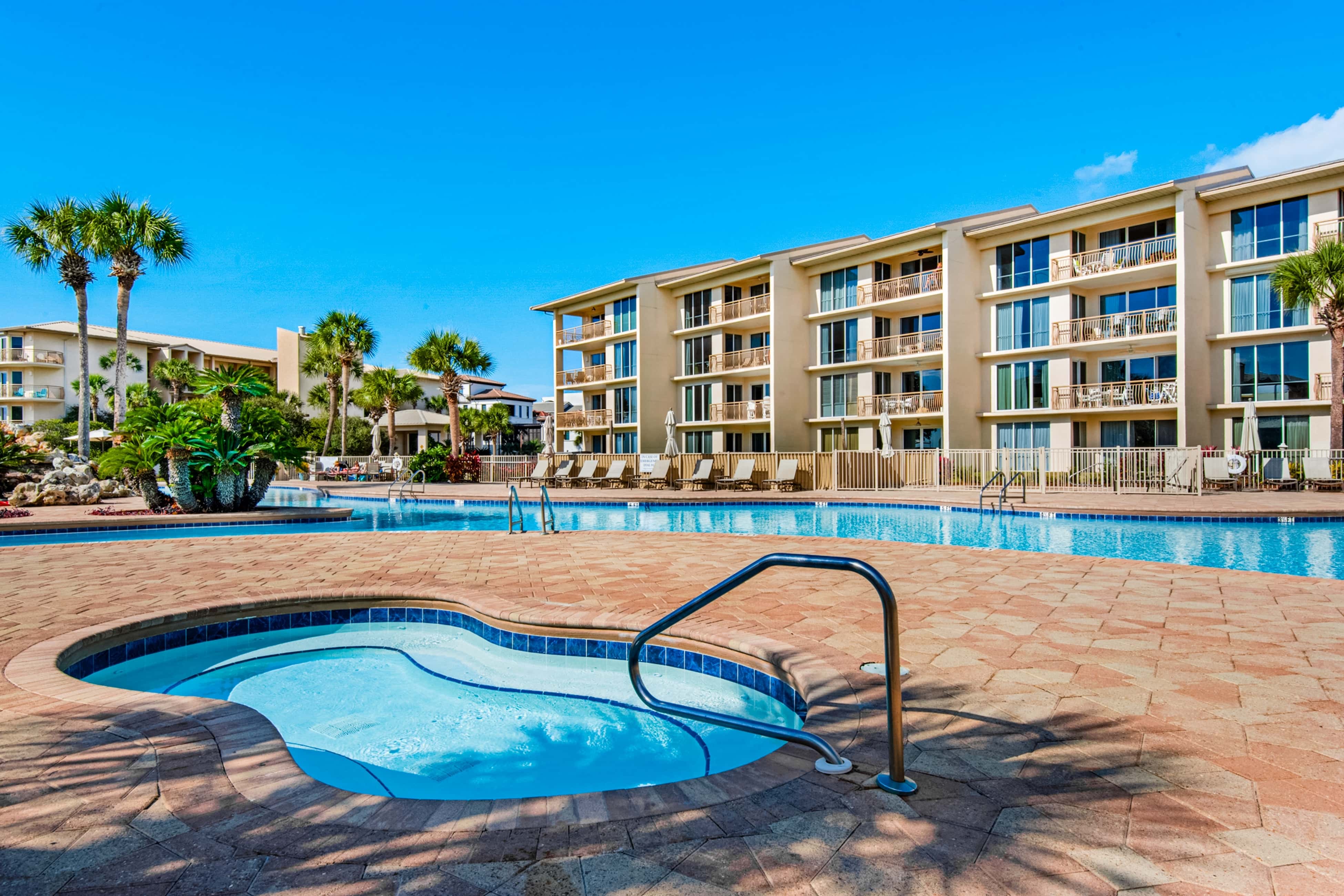 Condo with pickleball - steps from the Gulf & quick walk to dining & shops