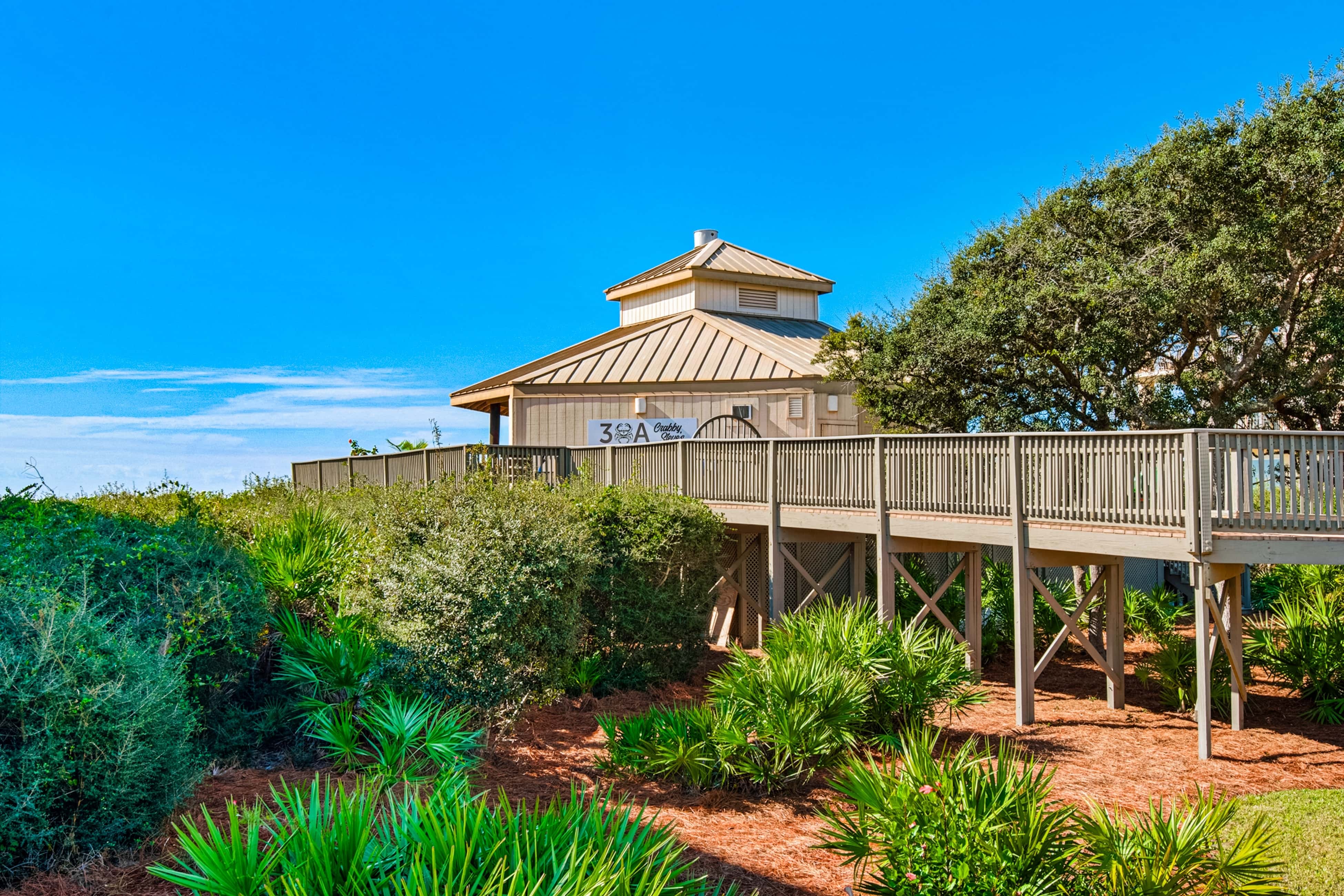 Condo with pickleball - steps from the Gulf & quick walk to dining & shops
