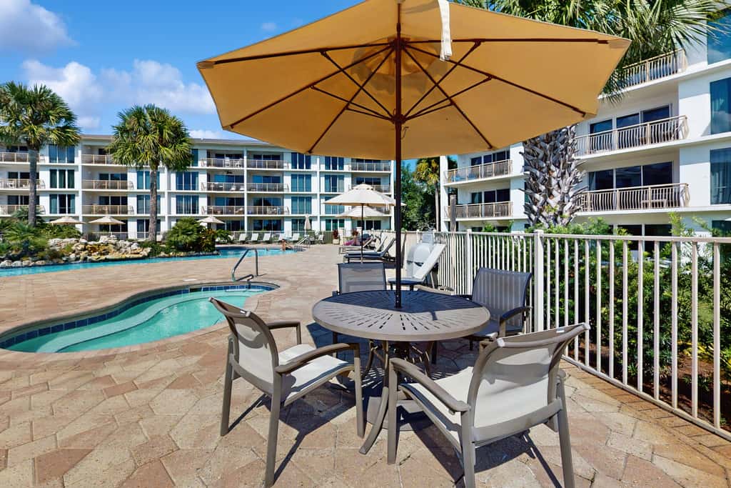 Elegant getaway with stunning view, lagoon pool & pickleball - close to shops