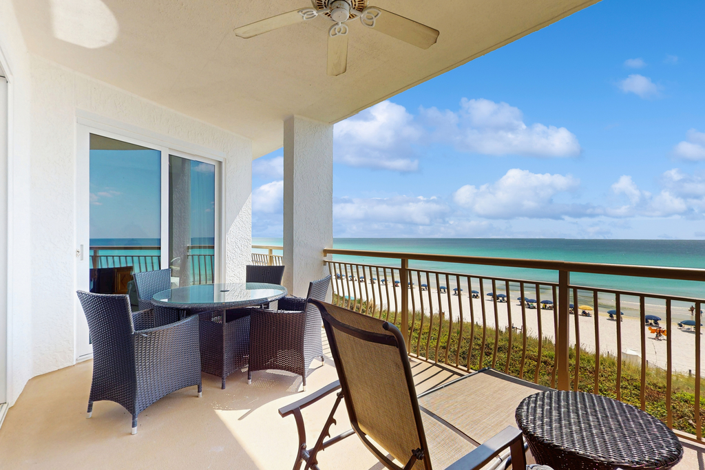 Elegant getaway with stunning view, lagoon pool & pickleball - close to shops