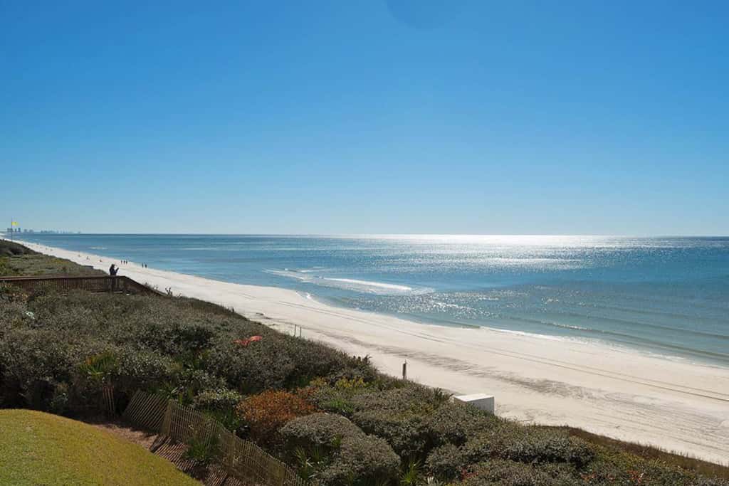 Elegant getaway with stunning view, lagoon pool & pickleball - close to shops
