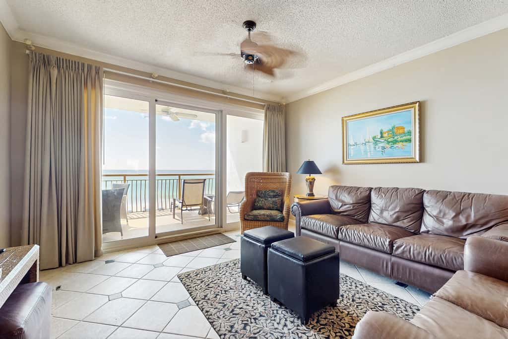 Elegant getaway with stunning view, lagoon pool & pickleball - close to shops