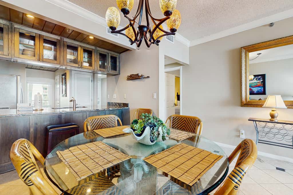 Elegant getaway with stunning view, lagoon pool & pickleball - close to shops