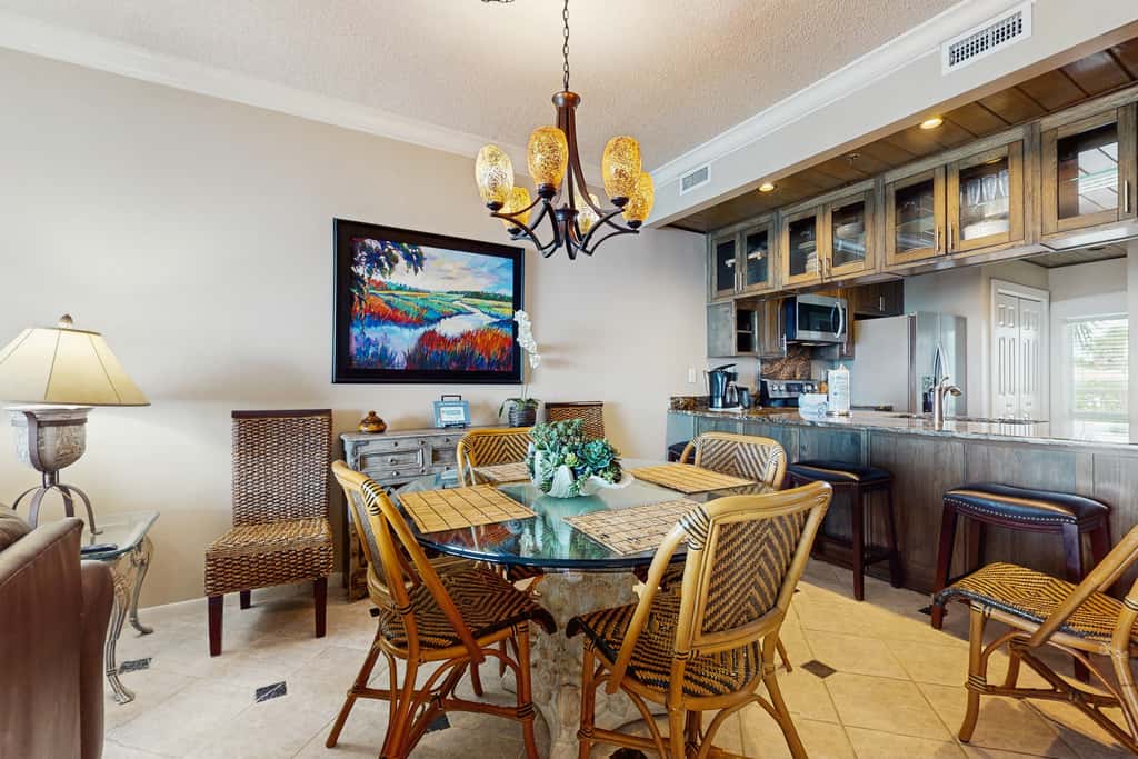 Elegant getaway with stunning view, lagoon pool & pickleball - close to shops