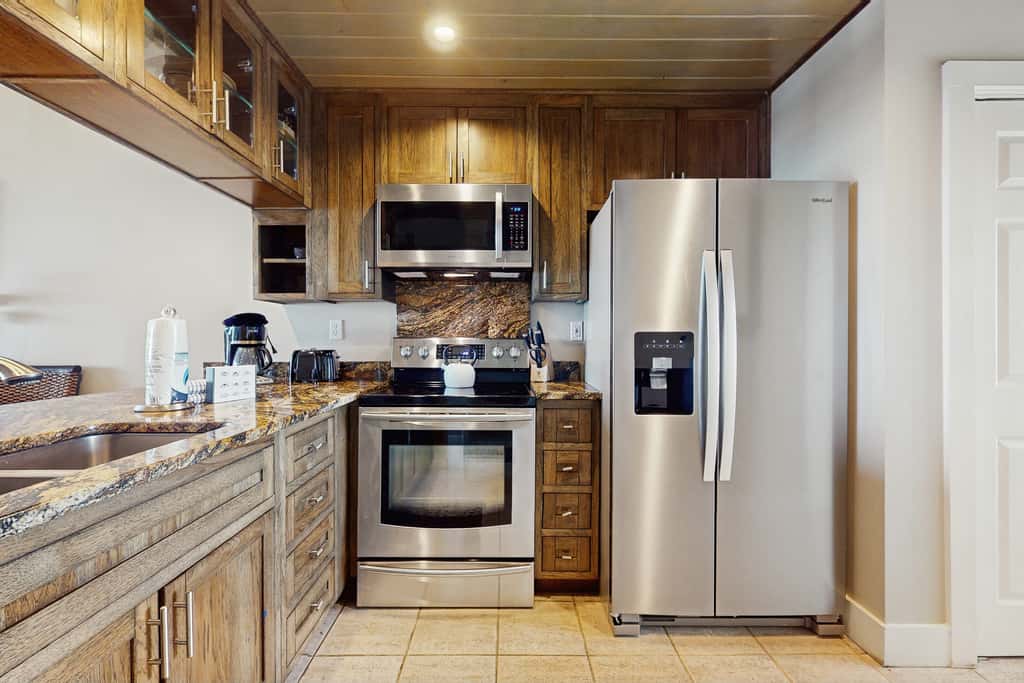 Elegant getaway with stunning view, lagoon pool & pickleball - close to shops