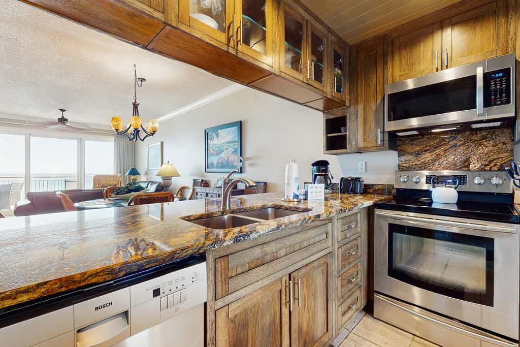 Elegant getaway with stunning view, lagoon pool & pickleball - close to shops