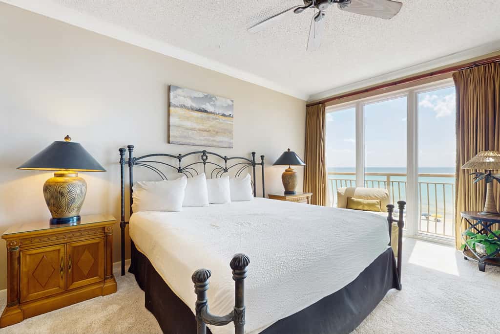 Elegant getaway with stunning view, lagoon pool & pickleball - close to shops