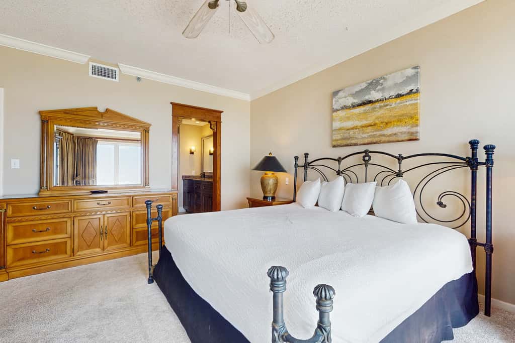 Elegant getaway with stunning view, lagoon pool & pickleball - close to shops