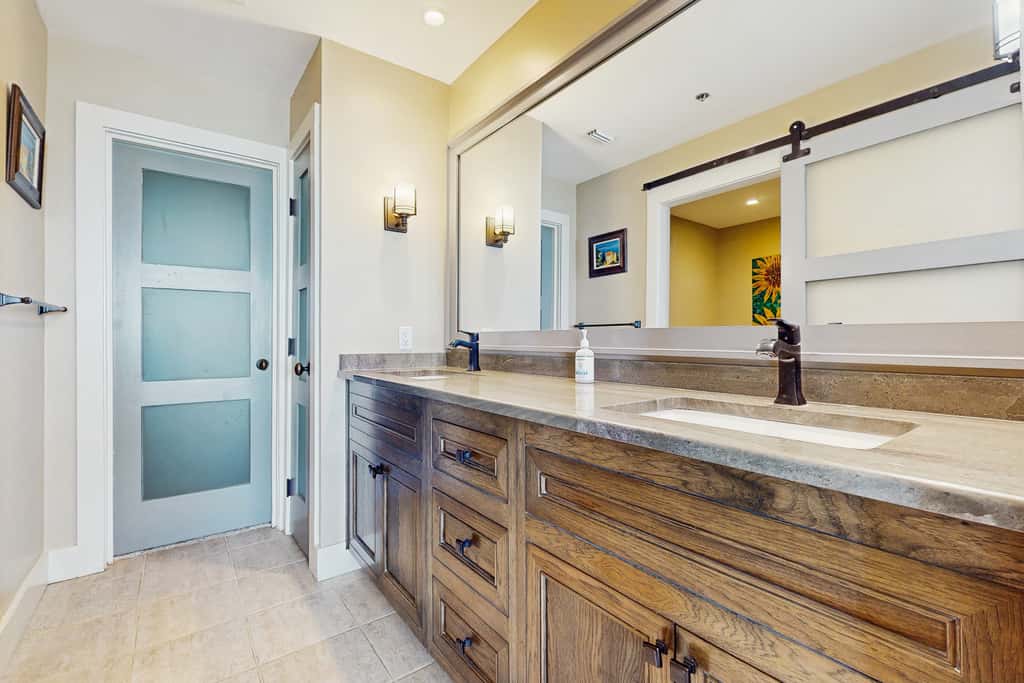 Elegant getaway with stunning view, lagoon pool & pickleball - close to shops