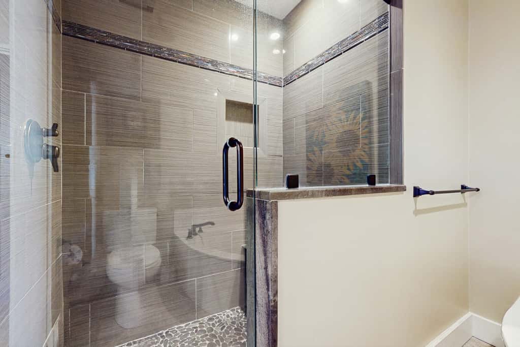 Elegant getaway with stunning view, lagoon pool & pickleball - close to shops