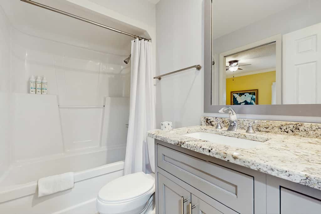 Elegant getaway with stunning view, lagoon pool & pickleball - close to shops