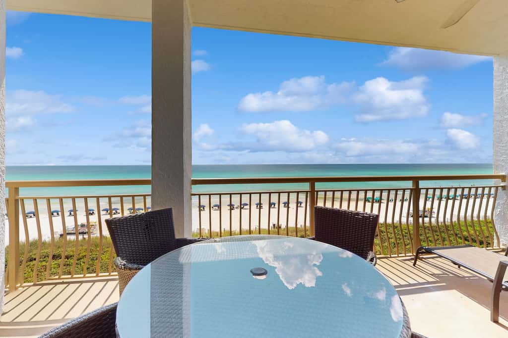 Elegant getaway with stunning view, lagoon pool & pickleball - close to shops