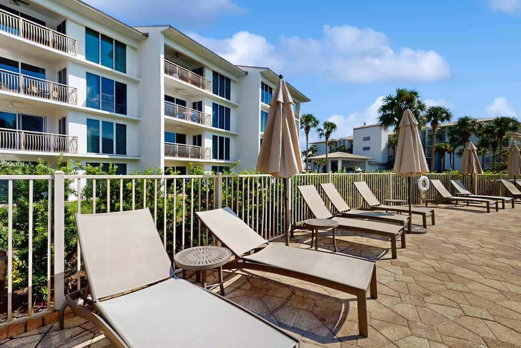 Elegant getaway with stunning view, lagoon pool & pickleball - close to shops