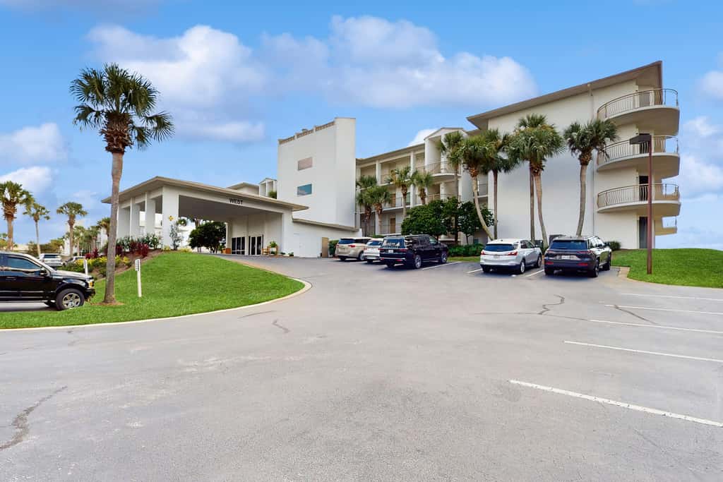 Elegant getaway with stunning view, lagoon pool & pickleball - close to shops