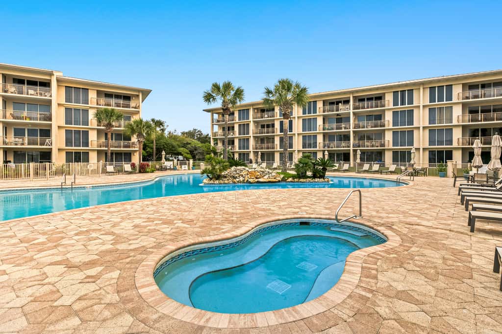 Elegant getaway with stunning view, lagoon pool & pickleball - close to shops