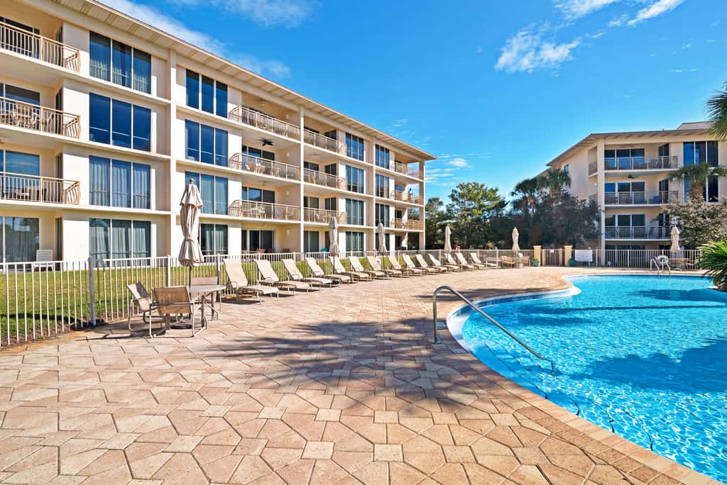 Elegant getaway with stunning view, lagoon pool & pickleball - close to shops