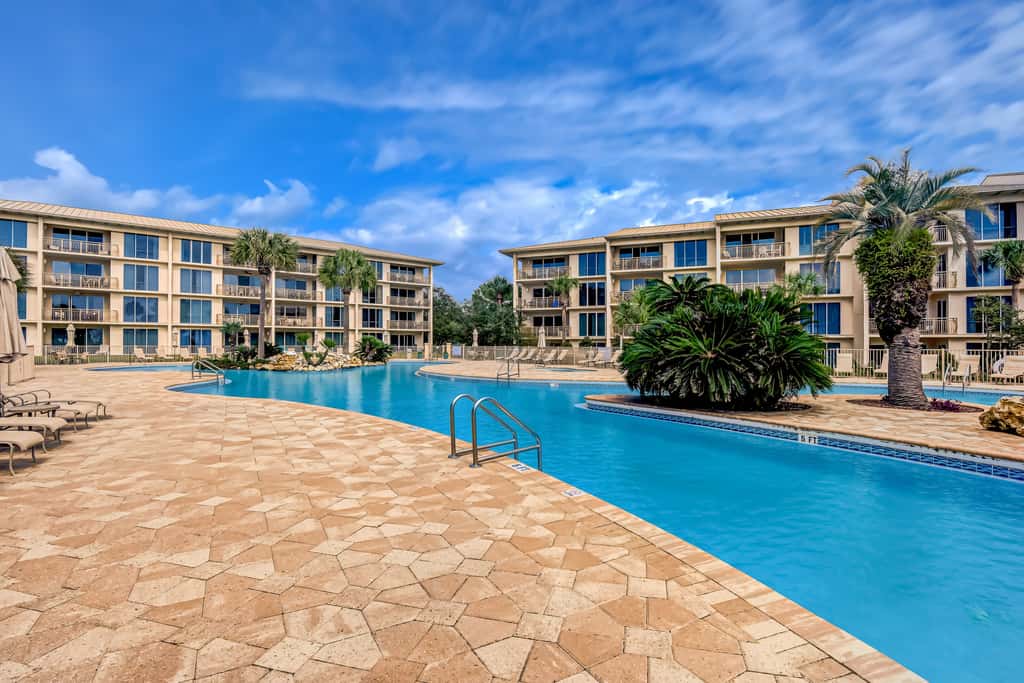 Elegant getaway with stunning view, lagoon pool & pickleball - close to shops