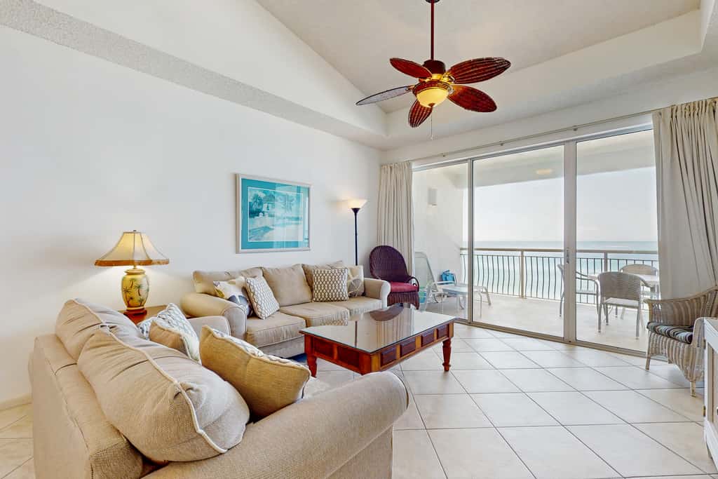 Gorgeous beach condo with furnished balcony, panoramic view & pickleball
