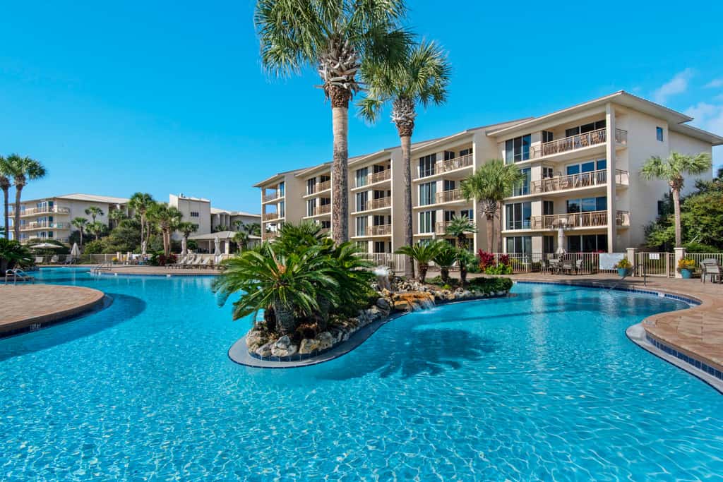 Gorgeous beach condo with furnished balcony, panoramic view & pickleball