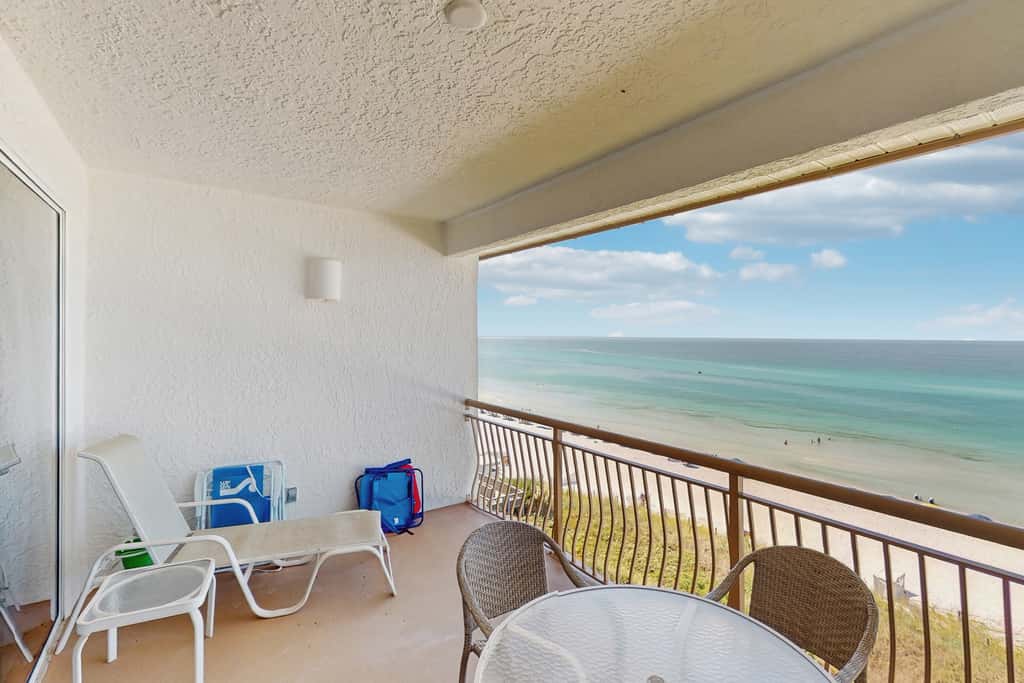 Gorgeous beach condo with furnished balcony, panoramic view & pickleball