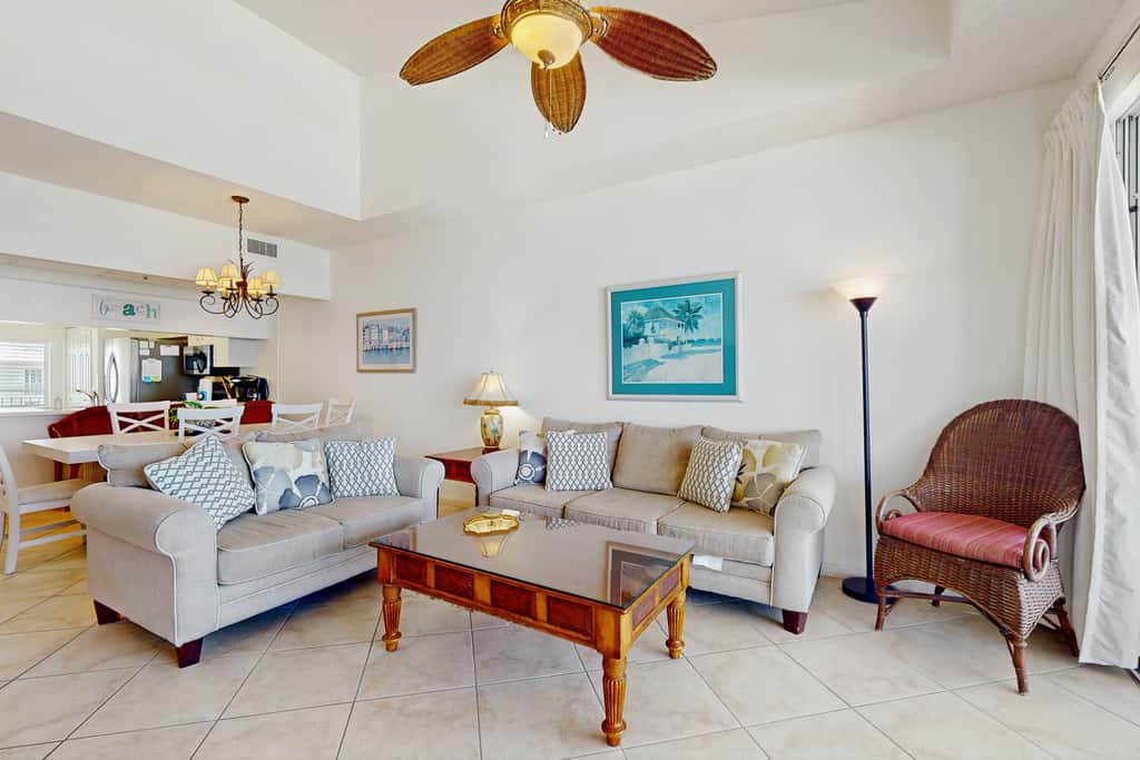 Gorgeous beach condo with furnished balcony, panoramic view & pickleball