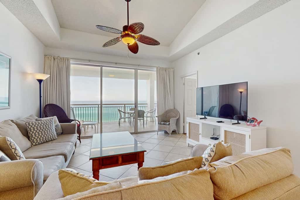 Gorgeous beach condo with furnished balcony, panoramic view & pickleball