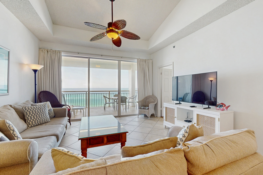 Gorgeous beach condo with furnished balcony, panoramic view & pickleball