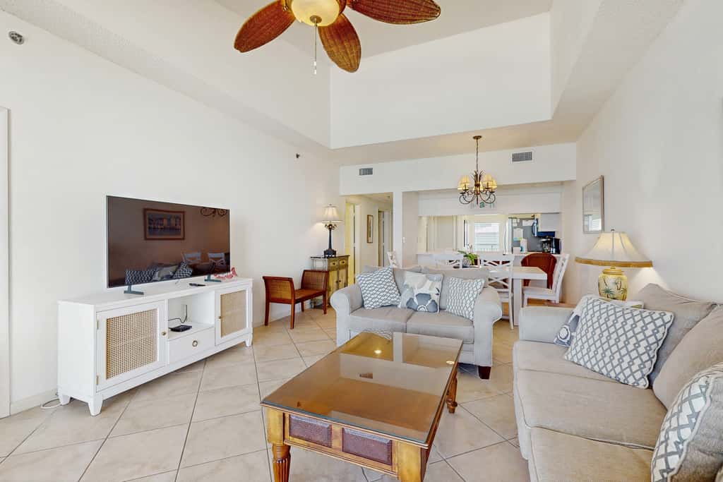 Gorgeous beach condo with furnished balcony, panoramic view & pickleball
