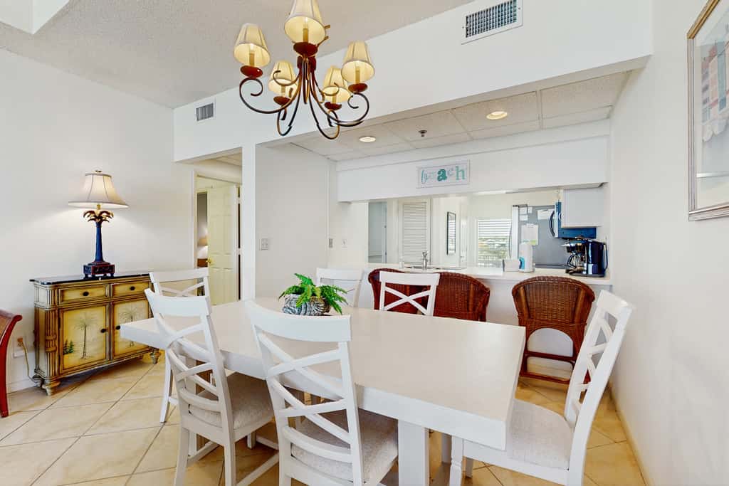 Gorgeous beach condo with furnished balcony, panoramic view & pickleball