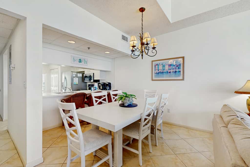 Gorgeous beach condo with furnished balcony, panoramic view & pickleball