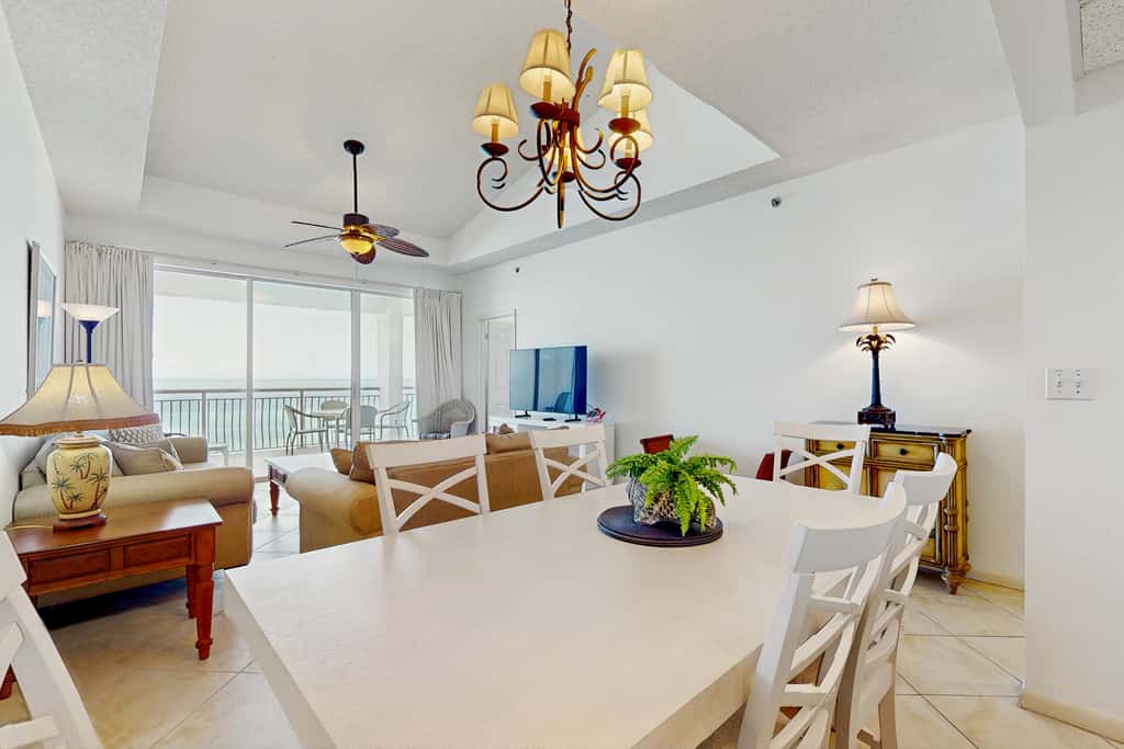 Gorgeous beach condo with furnished balcony, panoramic view & pickleball