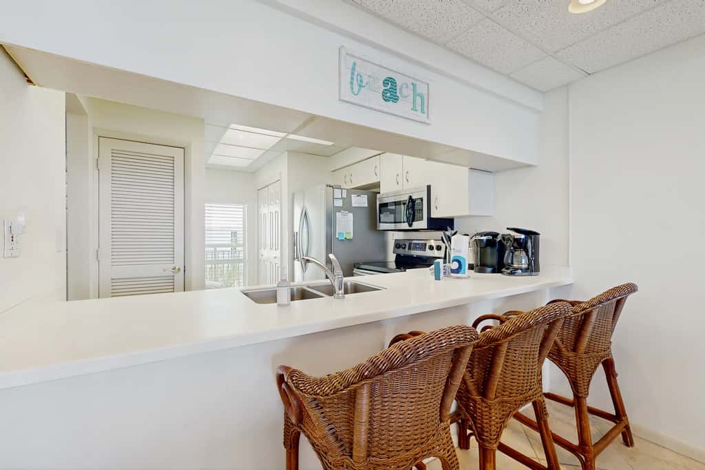 Gorgeous beach condo with furnished balcony, panoramic view & pickleball