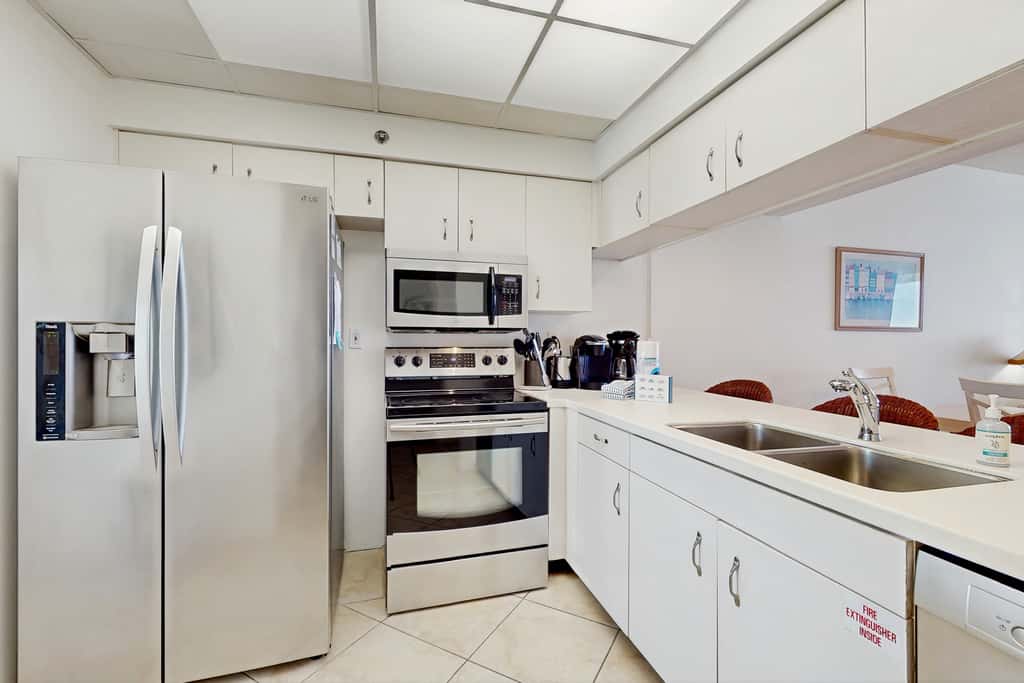 Gorgeous beach condo with furnished balcony, panoramic view & pickleball
