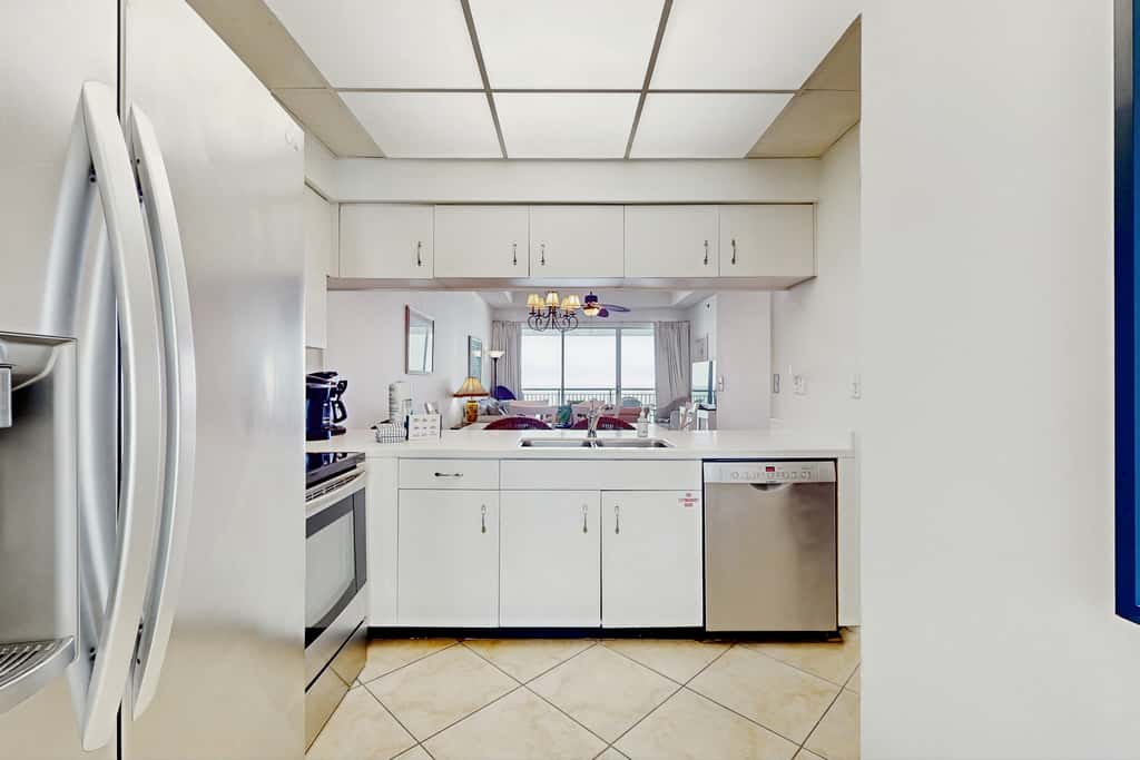 Gorgeous beach condo with furnished balcony, panoramic view & pickleball