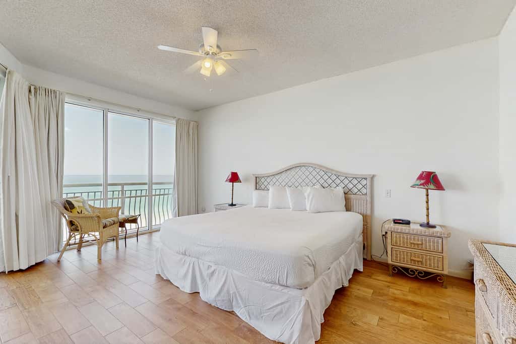 Gorgeous beach condo with furnished balcony, panoramic view & pickleball