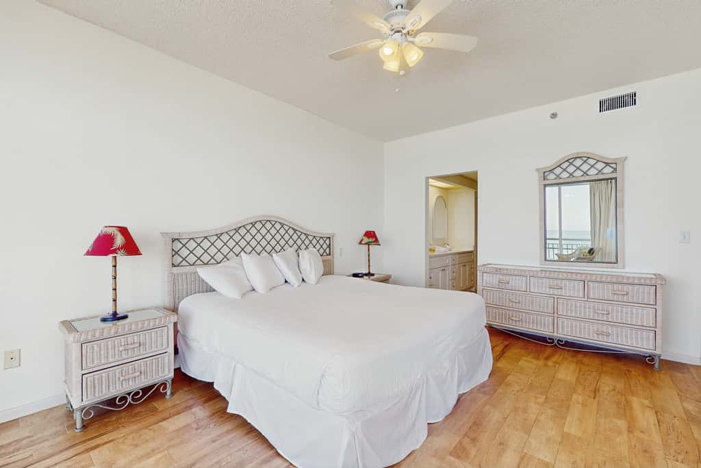 Gorgeous beach condo with furnished balcony, panoramic view & pickleball