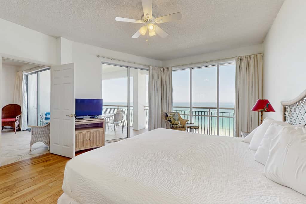 Gorgeous beach condo with furnished balcony, panoramic view & pickleball