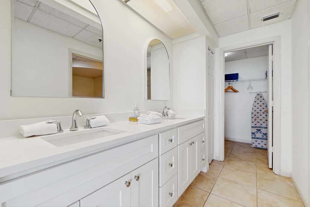 Gorgeous beach condo with furnished balcony, panoramic view & pickleball