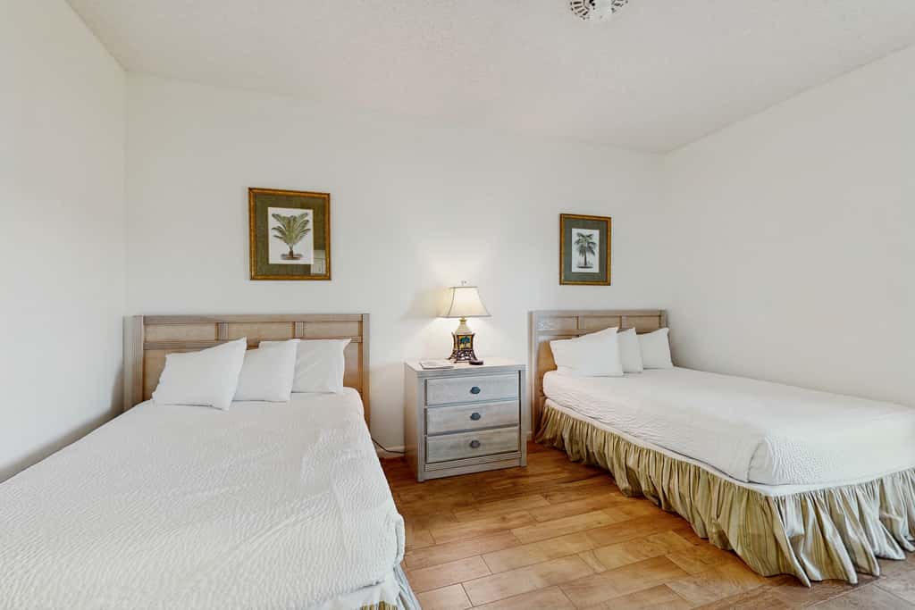 Gorgeous beach condo with furnished balcony, panoramic view & pickleball