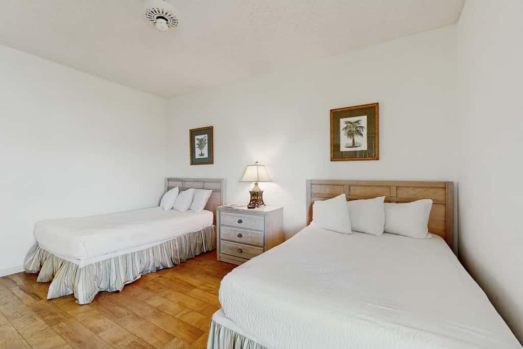 Gorgeous beach condo with furnished balcony, panoramic view & pickleball