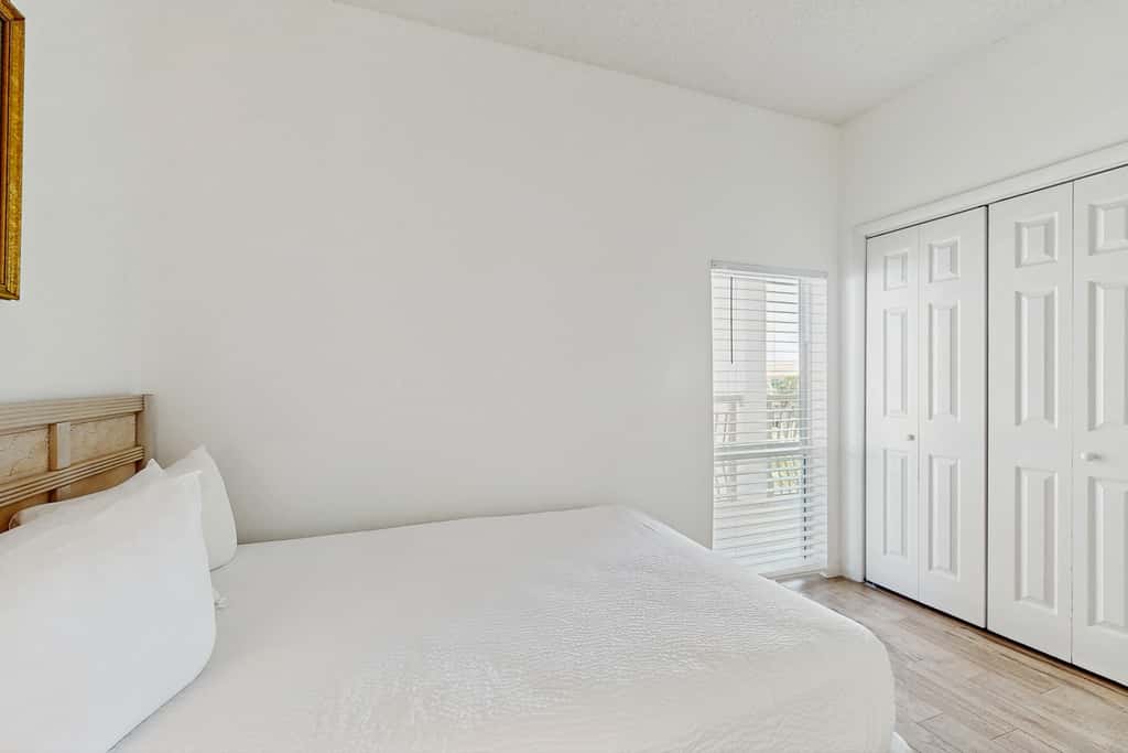 Gorgeous beach condo with furnished balcony, panoramic view & pickleball