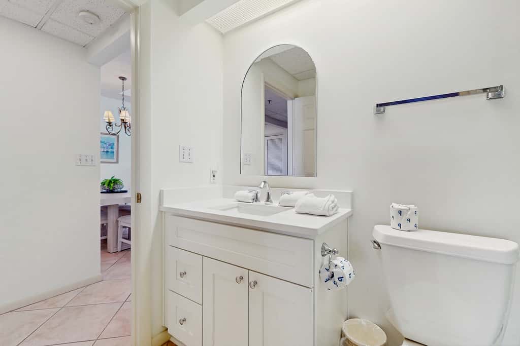 Gorgeous beach condo with furnished balcony, panoramic view & pickleball