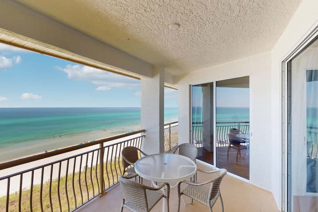 Gorgeous beach condo with furnished balcony, panoramic view & pickleball