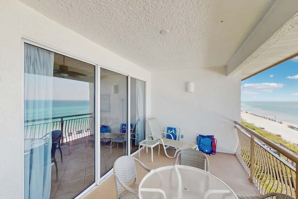 Gorgeous beach condo with furnished balcony, panoramic view & pickleball