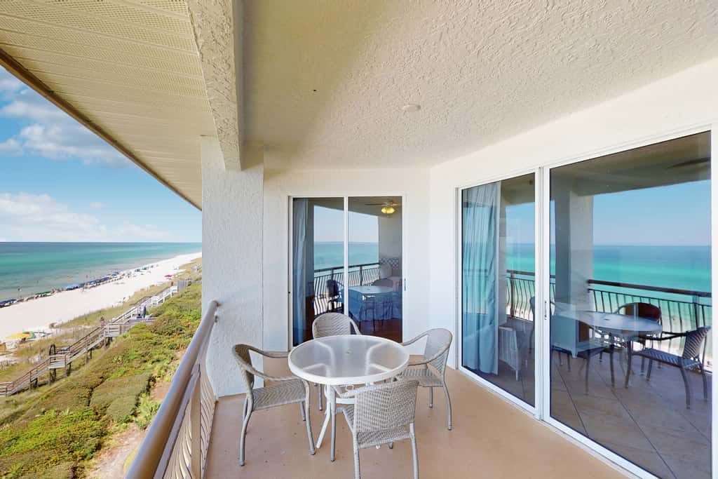 Gorgeous beach condo with furnished balcony, panoramic view & pickleball